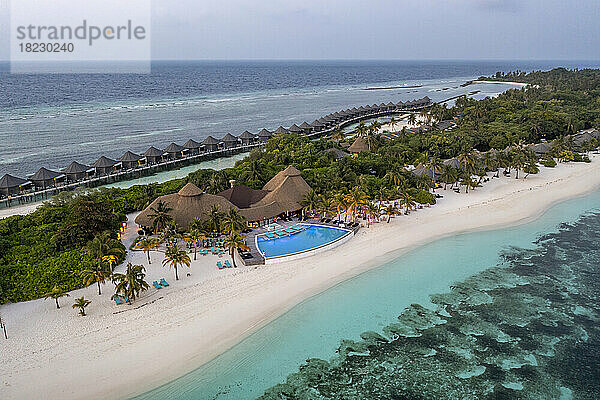 Ferienanlage und Wasserbungalows am Strand der Malediven