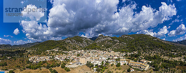 Luftaufnahme des Dorfes Caimari und des Tramuntana-Gebirges unter Himmel
