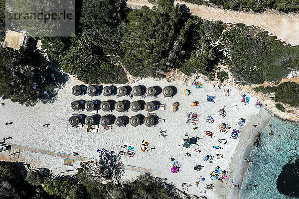 Spanien  Balearen  Mallorca  Luftaufnahme von Menschen  die sich am Strand von Cala Sa Nau entspannen