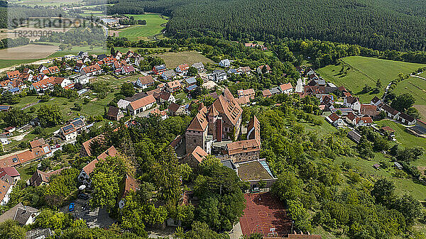 Deutschland  Bayern  Spalt  Luftaufnahme der Burg Wernfels und der umliegenden Stadt