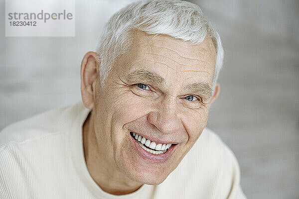 Glücklicher älterer Mann mit weißem Haar