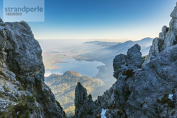 Deutschland  Bayern  Blick vom Berg auf den Kochelsee