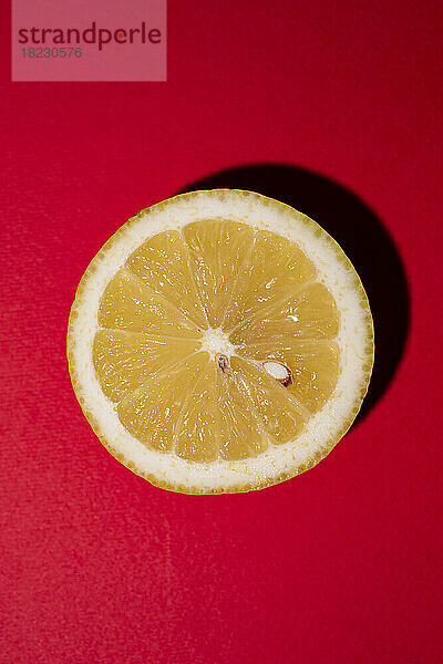 Studioaufnahme einer halbierten Zitrone