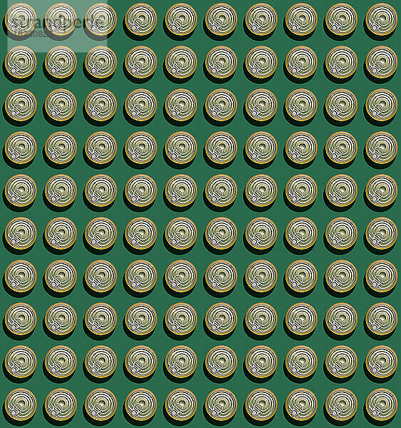 Muster aus Reihen flach gelegter Dosen vor grünem Hintergrund