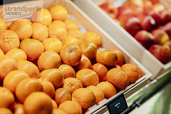Frische Bio-Mandarinen am Marktstand
