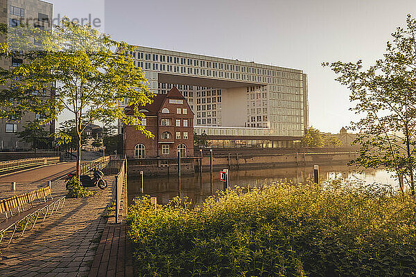 Deutschland  Hamburg  Elbe und Bürogebäude an der Ericusspitze in der Abenddämmerung