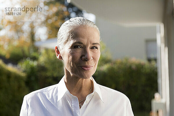 Selbstbewusste ältere Frau mit grauen Haaren