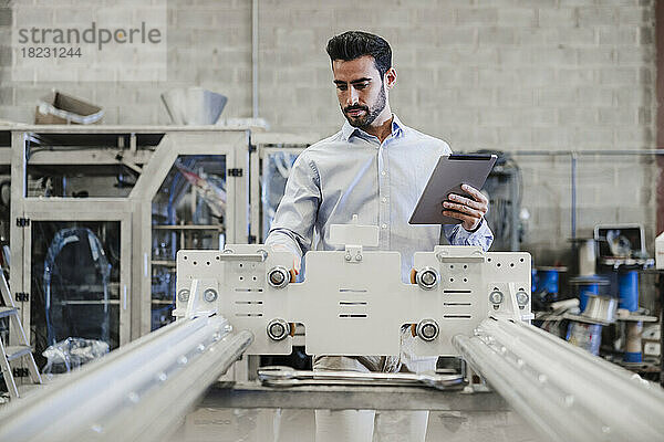 Ingenieur mit Tablet-PC-Bediengerät in der Industrie