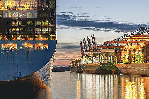 Deutschland  Hamburg  Containerschiffe im Hamburger Hafen in der Abenddämmerung