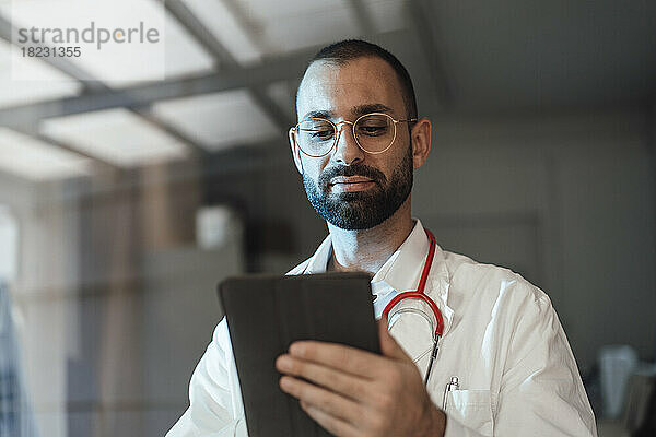 Arzt nutzt Tablet-PC im Krankenhaus