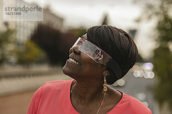 Nachdenkliche ältere Frau mit intelligenter Brille