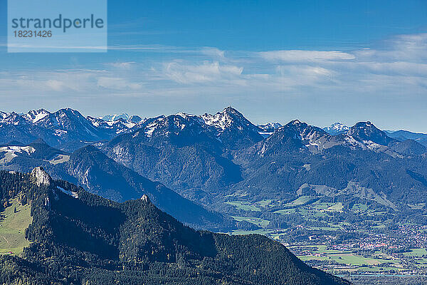 Deutschland  Bayern  Blick auf das Tal in den Chiemgauer Alpen