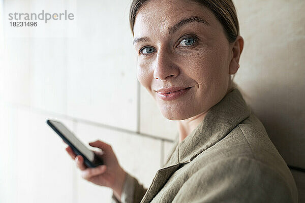 Lächelnde Geschäftsfrau mit Smartphone