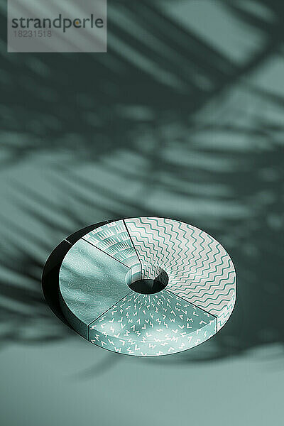 3D-Kreisdiagramm auf türkisfarbenem Tisch mit Schatten