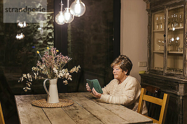 Ältere Frau benutzt Smartphone zu Hause