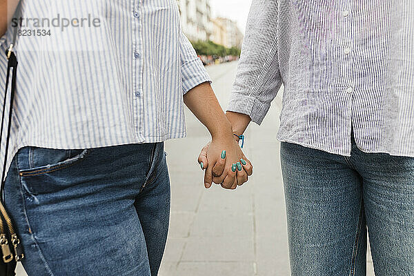 Lesbisches Paar hält Händchen auf der Straße