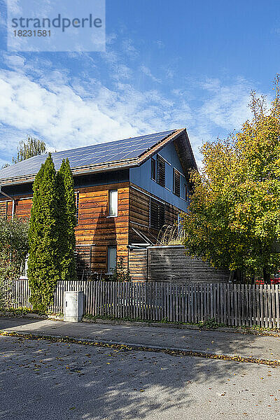 Deutschland  Bayern  München  Straße vor einem modernen Passivhaus mit Sonnenkollektoren