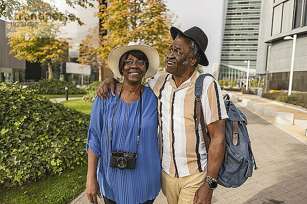 Nachdenkliches älteres Paar geht im Park miteinander spazieren