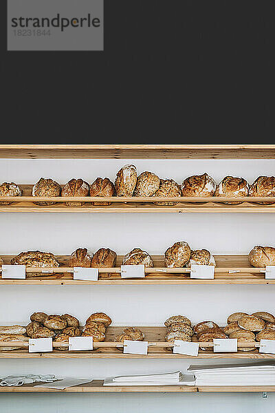 Frisches Brot wird im Laden ausgestellt