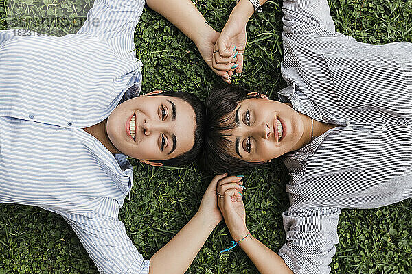 Lesbisches Paar entspannt sich im Gras