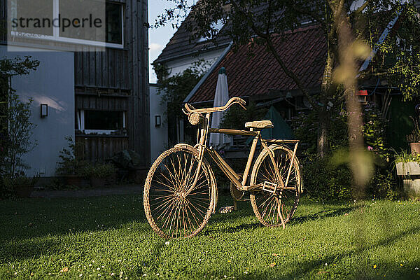 Fahrrad im Hinterhof an einem sonnigen Tag