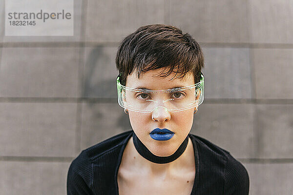 Frau mit blauem Lippenstift und Augmented-Reality-Brille