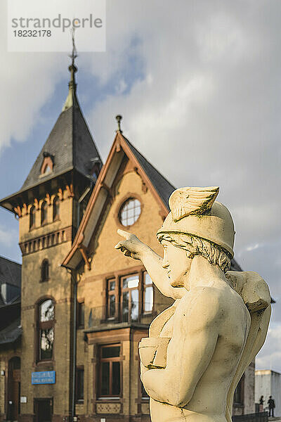 Deutschland  Hamburg  Merkurstatue vor der Villa auf der Insel Kaltehofe