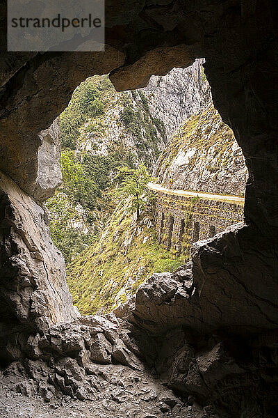 Spanien  Kastilien und León  Posada de Valdeon  Höhleneingang in der Cares-Schlucht