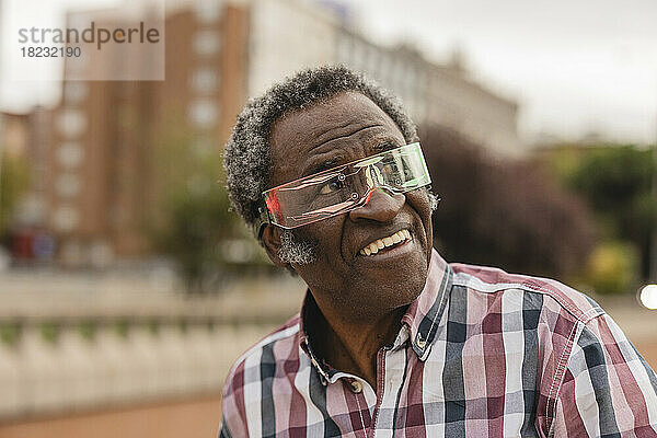 Nachdenklicher älterer Mann mit intelligenter Brille