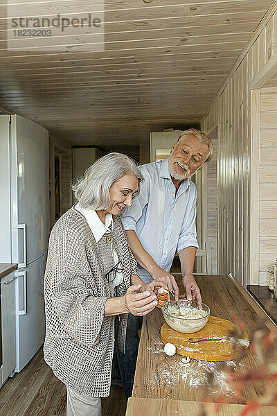 Älteres Paar bereitet in der Küche Teig für Brot zu