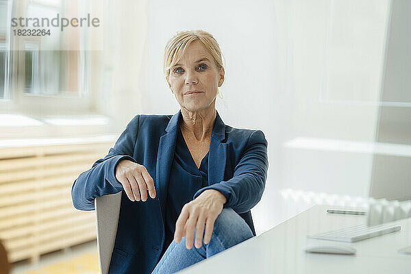 Geschäftsfrau mit blonder Hand am Schreibtisch