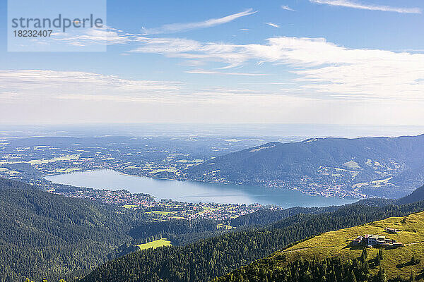 Deutschland  Bayern  Bad Wiessee  Tegernsee im Sommer vom Berggipfel aus gesehen