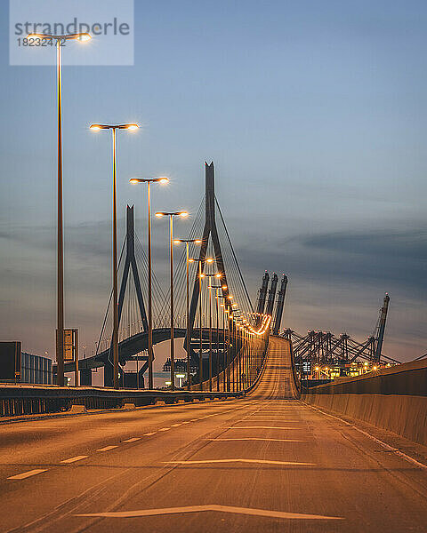 Deutschland  Hamburg  Beleuchtete Kohlbrandbrücke in der Abenddämmerung