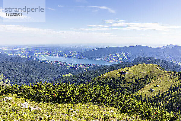 Deutschland  Bayern  Bad Wiessee  Tegernsee im Sommer vom Berggipfel aus gesehen