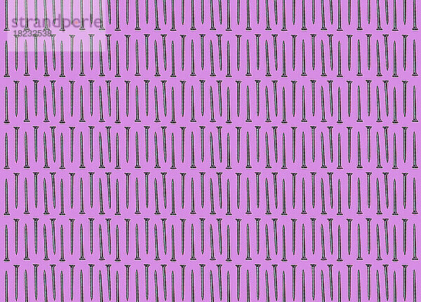 Muster aus Reihen flach gelegter Schrauben vor rosa Hintergrund