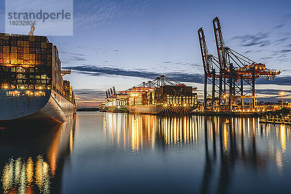 Deutschland  Hamburg  Containerschiffe im Hamburger Hafen in der Abenddämmerung