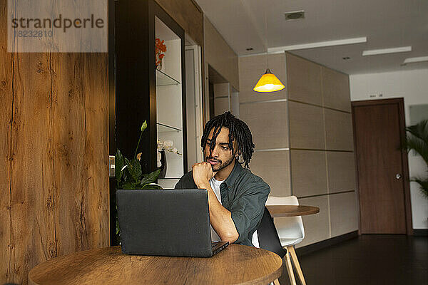 Freiberufler arbeitet im Heimbüro am Laptop