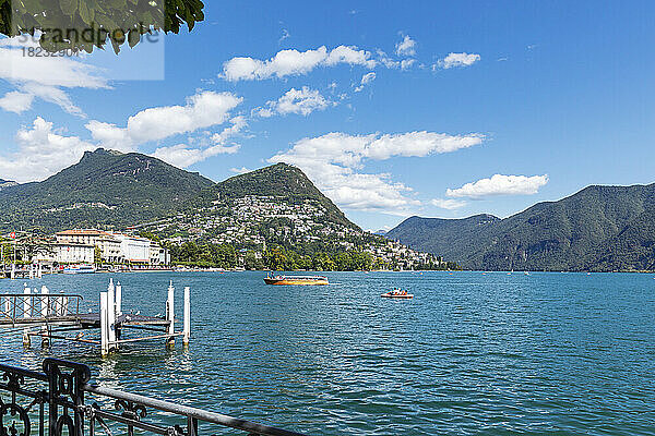 Schweiz  Kanton Tessin  Lugano  Blick auf die Stadt am Ufer des Luganersees
