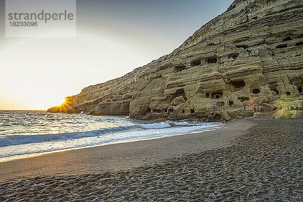 Griechenland  Kreta  Matala  Matala Beach und Höhlen an den Klippen bei Sonnenuntergang