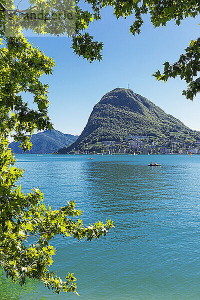 Schweiz  Kanton Tessin  Lugano  Blick auf den Luganersee mit dem Monte San Salvatore im Hintergrund