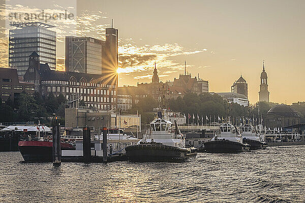 Deutschland  Hamburg  Boote liegen bei Sonnenuntergang an den Piers von St. Pauli