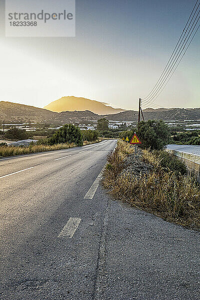 Griechenland  Kreta  Agia Galini  leere Landstraße bei Sonnenuntergang