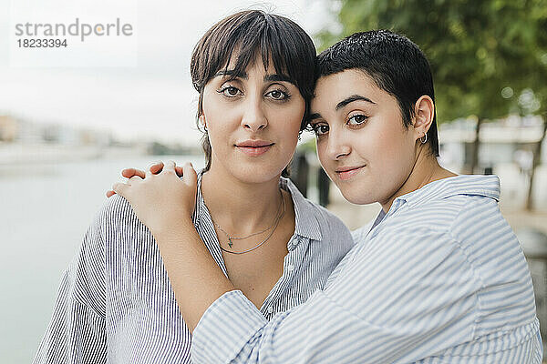 Lesbische Frau umarmt Freundin mit der Hand auf der Schulter