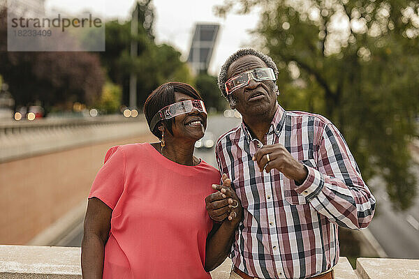 Älteres Paar trägt eine intelligente Brille