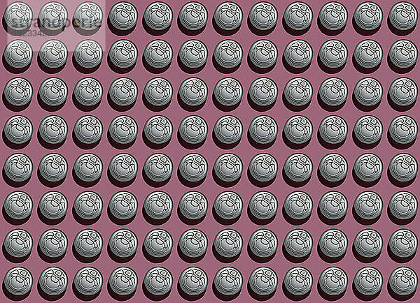 Muster aus Reihen flach gelegter Dosen vor violettem Hintergrund