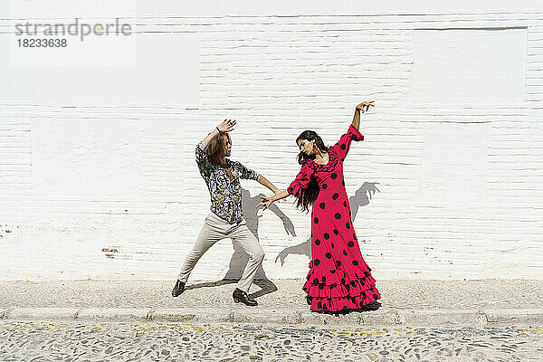 Tänzer führen Flamenco vor einer weißen Wand auf