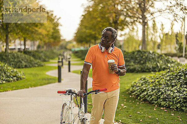 Älterer Mann fährt Fahrrad im Park