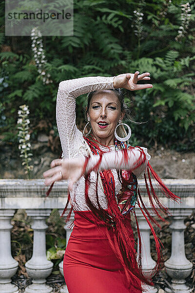 Leidenschaftliche Frau tanzt Flamenco vor dem Geländer