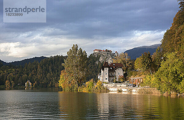 Slowenien  Bled  Alte Villa am Ufer des Bleder Sees mit der Burg von Bled im Hintergrund
