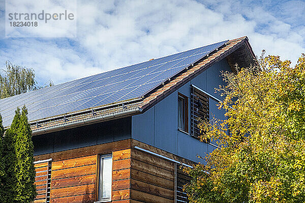 Deutschland  Bayern  München  Dach eines modernen Passivhauses mit Solarpaneelen ausgestattet